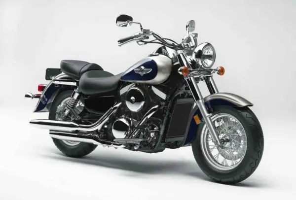 Błyszczący Kawasaki Vulcan 1500, klasyczny cruiser. Choć piękny, warto znać jego potencjalne wady przed zakupem.