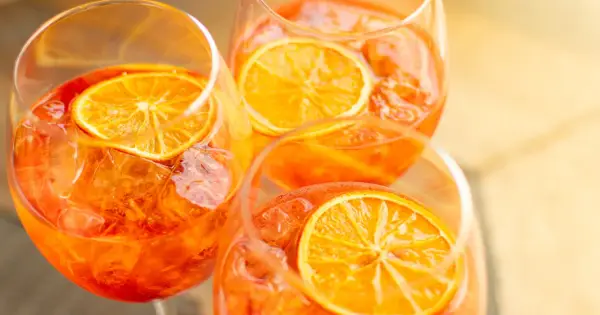 Aperol - Co to jest? Smak, drinki, z czym podawać. Poradnik!