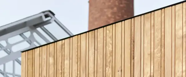 Fachada de madera y estructura acristalada, ideal para proyectos de subvenciones eficiencia energética Galicia.