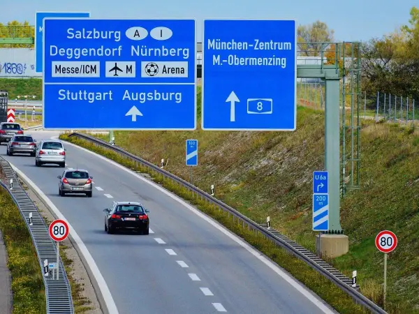 Na niemieckiej autostradzie, gdzie niektóre odcinki nie mają limitu prędkości, samochody jadą w kierunku Monachium i innych miast.