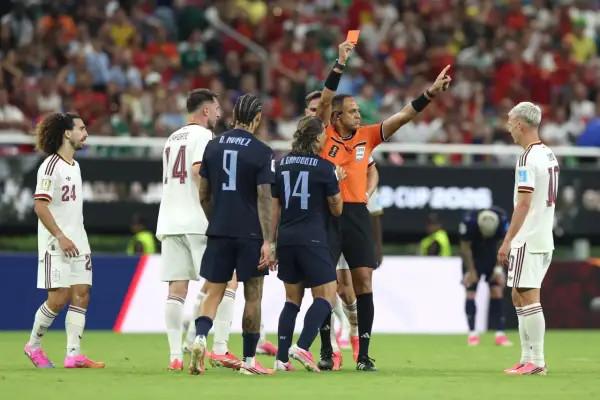 Sędzia pokazuje czerwoną kartkę, co oznacza koniec gry dla jednego z zawodników. Wewnątrz futbolówki emocje sięgają zenitu.