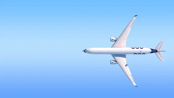 Biały samolot 737 MAX 8 z niebieskimi symbolami leci na tle błękitnego nieba.