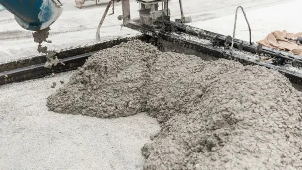 Jaki cement pod kostkę brukową? Wybierz najlepszy materiał