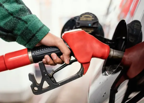 Jak skutecznie usunąć zapach ropy z ubrań – sprawdzone metody i porady