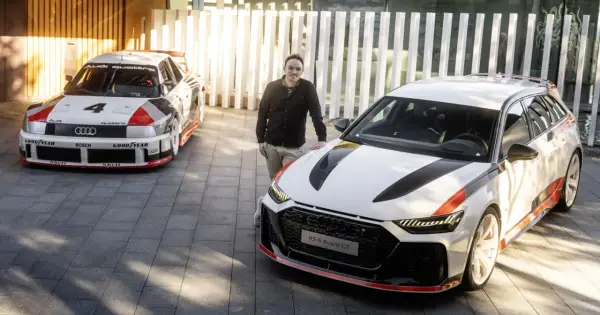 Obok klasycznego Audi Quattro z numerem 4 stoi nowoczesny Audi RS6 Avant GT.