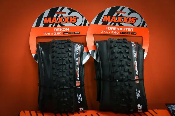Dwie opony rowerowe Maxxis Rekon i Forekaster, obie o szerokości opony 2.60.