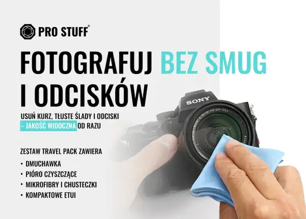 Ręka czyści obiektyw aparatu Sony niebieską mikrofibrą. Hasło "Fotografuj bez smug i odcisków" podkreśla znaczenie czyszczenia obiektywu dla jakości zdjęć.