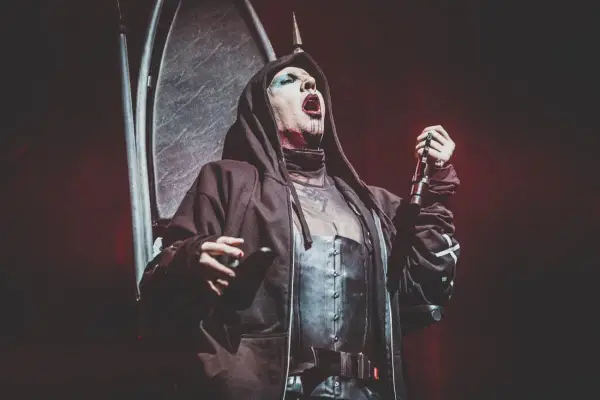 Marilyn Manson, le visage maquillé, chante sur scène, micro en main. Les dernières marilyn manson news le montrent toujours aussi provocateur.