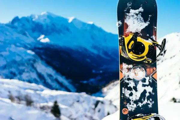 Deska snowboardowa dla początkujących, gotowa na pierwsze zjazdy po ośnieżonych stokach.