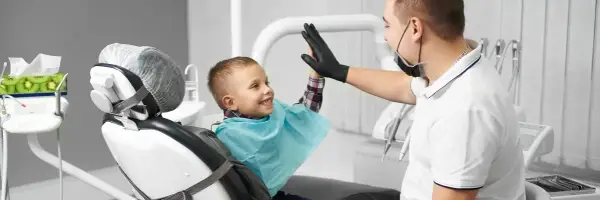 Kiedy pierwszy raz do dentysty? Kluczowe informacje dla rodziców