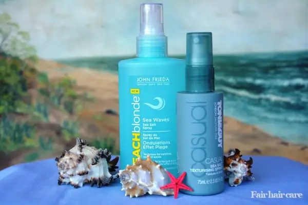 Dwa spraye z solą morską na włosy: John Frieda Beach Blonde i Toni&Guy Casual. Idealne na plażowe fale!