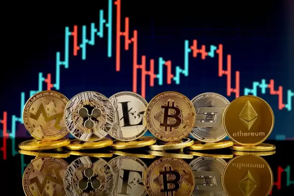 Monety kryptowalut: Bitcoin, Ethereum, Litecoin, Ripple i inne na tle wykresu świecowego. Giełdy krypto w pigułce.