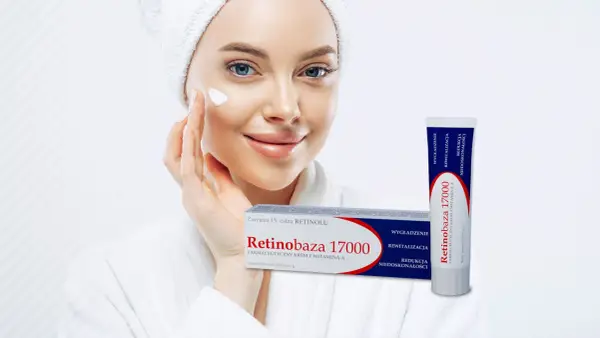 Krem Retinobaza 17000 z witaminą A dla wygładzenia i redukcji niedoskonałości. Kobieta aplikuje go na twarz.
