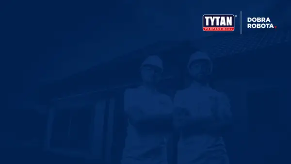 Dwóch budowlańców w kaskach, z logo TYTAN. Ich postawa sugeruje, że nie ma dla nich nic, czego nie dałoby się disprobit.