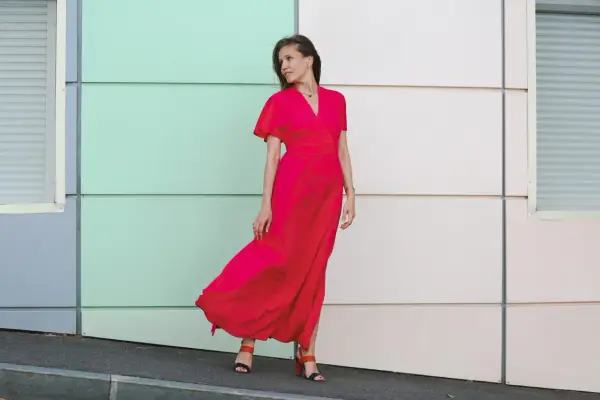 Elegancka, czerwona sukienka maxi z kopertowym dekoltem to idealna propozycja, jaka sukienka na wesele dla 40 latki.