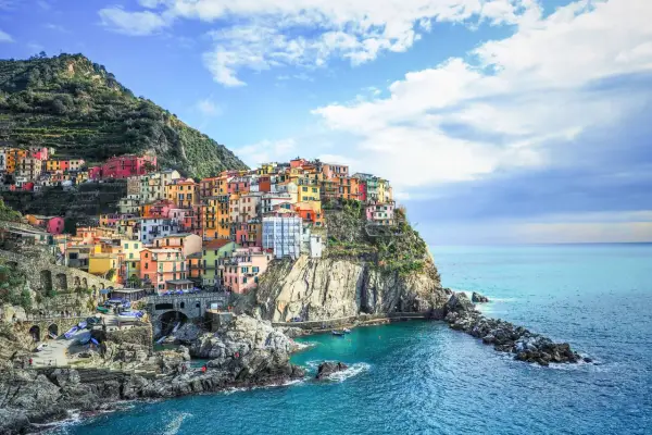 Kolorowe domy Cinque Terre, prowincja La Spezia, Włochy, wznoszą się na klifie nad turkusowym morzem.