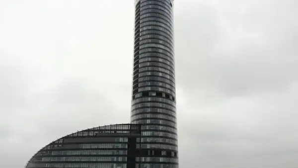 Najwyższy budynek we Wrocławiu – ile ma pięter i co warto wiedzieć?