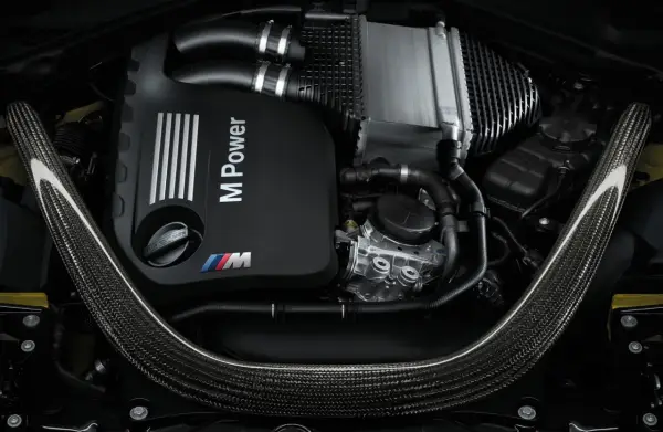 BMW M4 S55 Motor mit Carbon-Strebe und Ladeluftkühler.