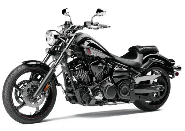 Czarny motocykl Yamaha Raider 1900, z chromowanymi elementami i sportowym wyglądem. Dane techniczne tego modelu są imponujące.