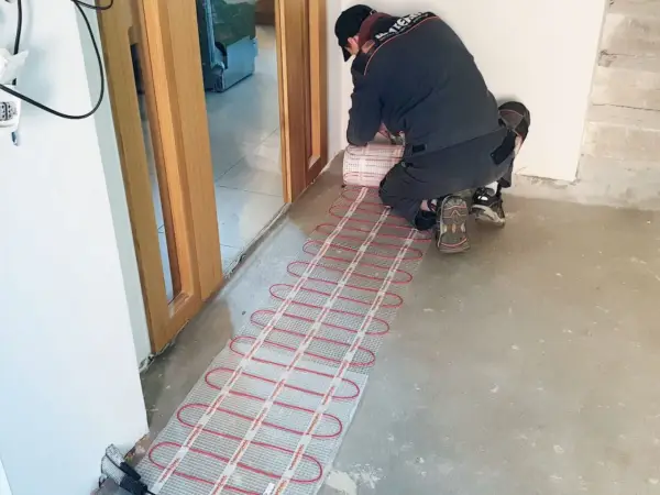 Instalacja ogrzewania podłogowego elektrycznego. Zastanawiasz się nad ogrzewanie podłogowe elektryczne koszty miesięczne? To pierwszy krok do komfortu i oszczędności.