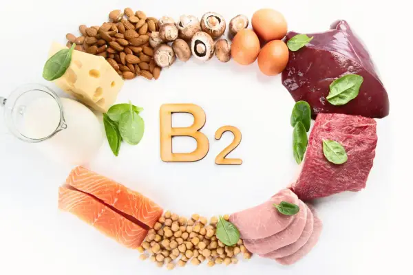 Witamina B2 na co? Produkty bogate w ryboflawinę: łosoś, mięso, wątróbka, jajka, nabiał, ser, migdały, grzyby, ciecierzyca, szpinak.
