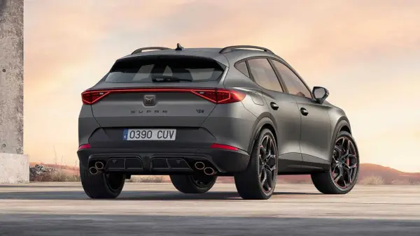 Tył sportowego SUV-a Cupra Formentor VZ5 w matowym szarym kolorze, z czterema końcówkami wydechu i charakterystycznymi światłami.