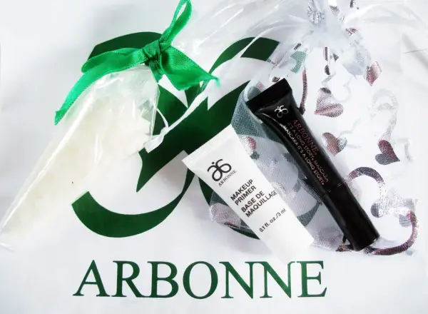 Zestaw kosmetyków Arbonne: baza pod makijaż i tusz do rzęs. Wiele pozytywnych arbonne opinie o tych produktach.