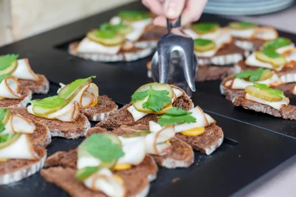 Ile kosztuje catering na 60 osób? Zaskakujące ceny i opcje menu