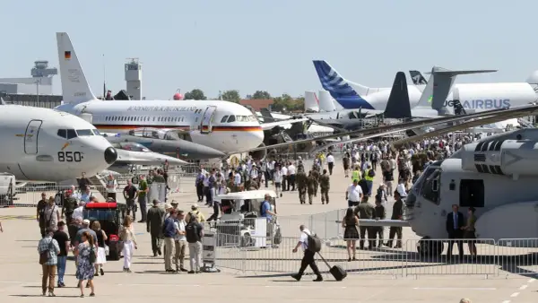 Besucher bestaunen Flugzeuge bei einer Flugshow in Berlin. Ein Airbus und eine Maschine der Bundesrepublik Deutschland sind zu sehen.