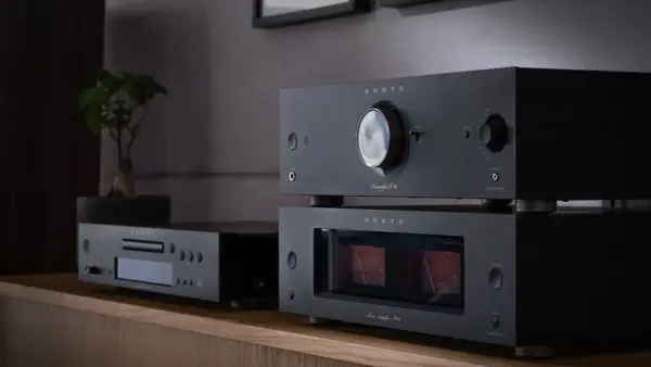 Elegancka końcówka mocy Onkyo M-80 z dwoma wskaźnikami VU, obok przedwzmacniacza P-80 i odtwarzacza CD.
