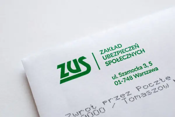 Koperta ZUS z adresem. Informacje o zasiłku pielęgnacyjnym a świadczeniu pielęgnacyjnym mogą być zawarte w korespondencji.