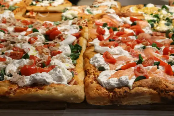 Pyszny spod do pizzy z burratą, pomidorkami i łososiem.