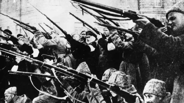 Bewaffnete Männer, die Gewehre in die Luft richten, ein Symbol des Kampfes zwischen Bolschewiki und Menschewiki.