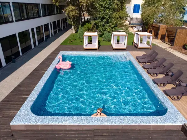 Relaks przy basenie z dmuchanym flamingiem. Idealne miejsce na wypoczynek w hotelu Karpacz w Karpaczu.