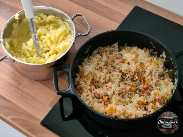 Gotowy do podania panczkraut z ziemniakami w garnku obok.