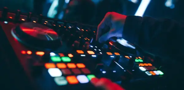 Jak znaleźć pracę jako DJ i uniknąć najczęstszych błędów