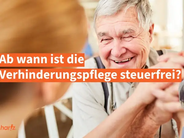 Ein lachender älterer Mann hält Hände. Text fragt: "Ab wann ist die Verhinderungspflege steuerfrei?".