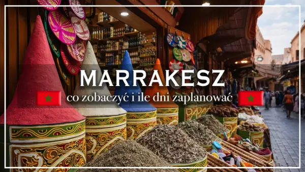 Kolorowe stożki z przyprawami i kosze z tkaninami na targu w Marrakeszu. Odkryj marrakesz atrakcje i zaplanuj podróż.