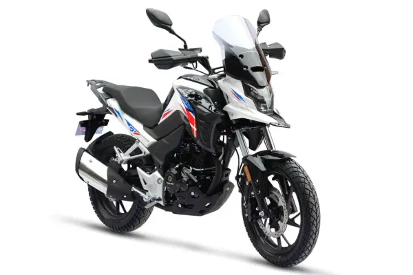 Nowy motor, idealny dla kierowców od 16 lat. Biało-czarny z czerwono-niebieskimi akcentami, gotowy na przygody.