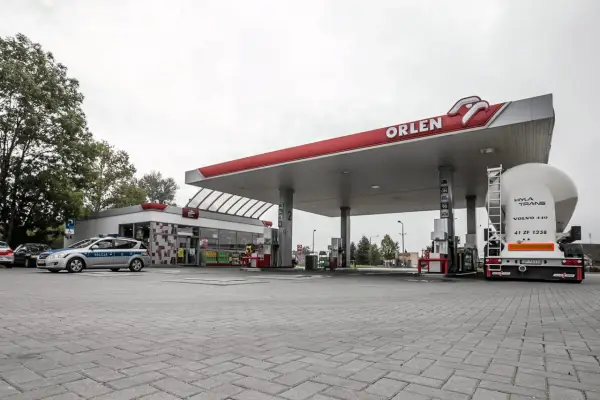 Ile zarabia pracownik stacji Orlen? Fakty, które musisz znać