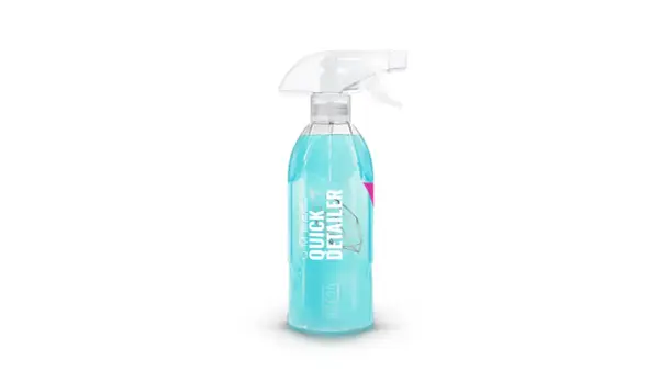 En flaska med blåaktig vätska och texten "QUICK DETAILER" på etiketten. Perfekt för snabb glans.