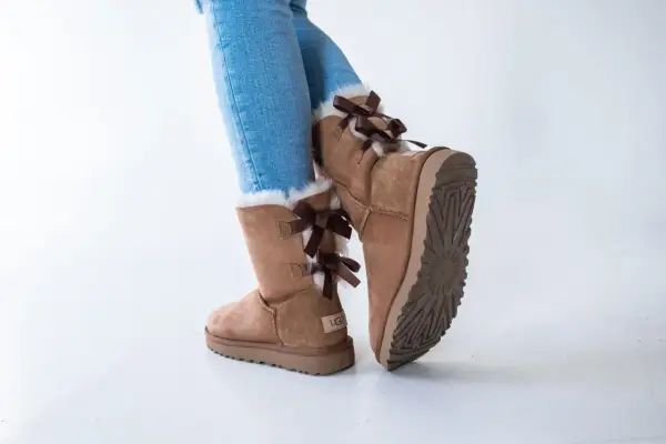 Brązowe kozaki UGG z kokardkami, idealne na zimę. Zastanawiasz się, ugg jaki rozmiar wybrać?