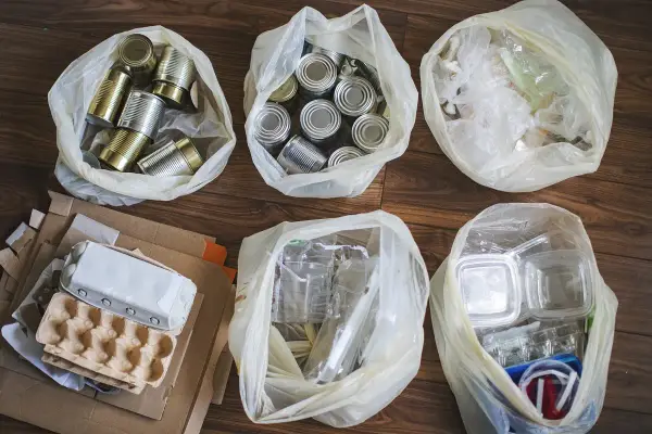Work in progress: segregacja surowców wtórnych. Worek z puszkami, butelkami PET, kartonami i wytłoczkami po jajkach czeka na recykling.