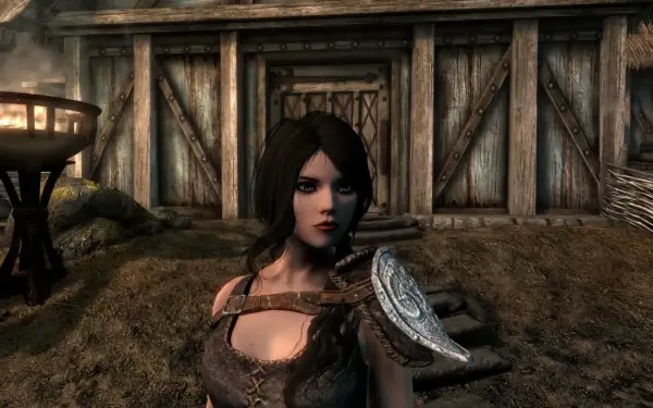 Postać z gry Skyrim, z pięknymi oczami i zbroją, wygląda jak z najlepszych modów do Skyrim.