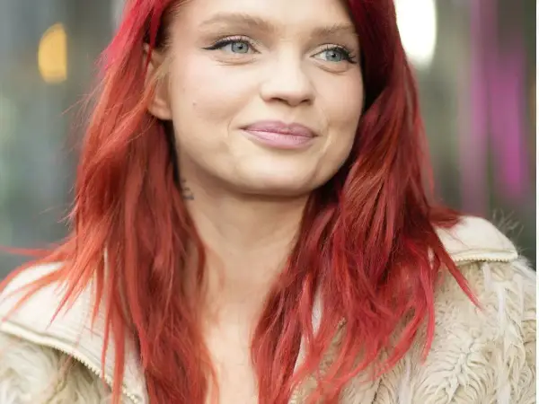 Portret Margaret z rudymi włosami i w kremowym futrzanym płaszczu.