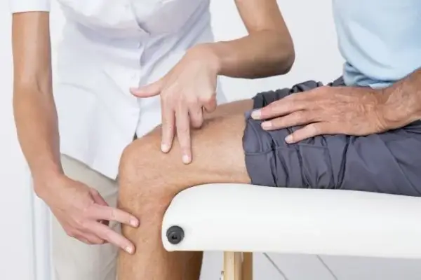 Skręcenie kolana ile zwolnienia – ile czasu potrzebujesz na powrót?