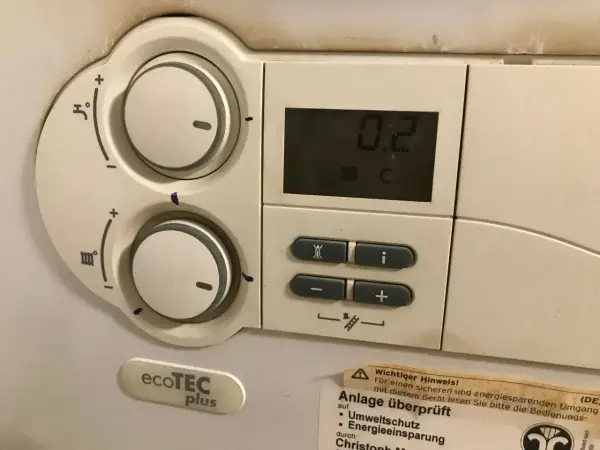 Wyświetlacz pieca Vaillant ecoTEC plus pokazuje "0.2 C", co może oznaczać problem z podgrzewaniem wody.