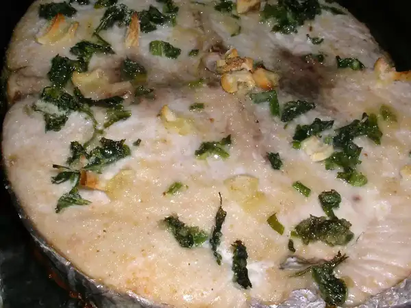 Rodaja de bonito al horno con ajo y perejil, ideal para recetas de bonito al horno.