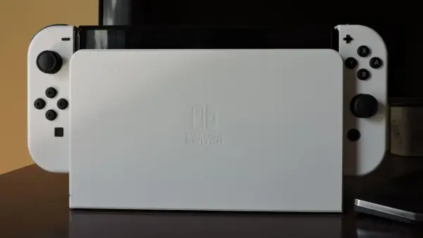 Biały Nintendo Switch z odłączanymi kontrolerami Joy-Con. Dowiedz się, jak działa ten wszechstronny system do gier.
