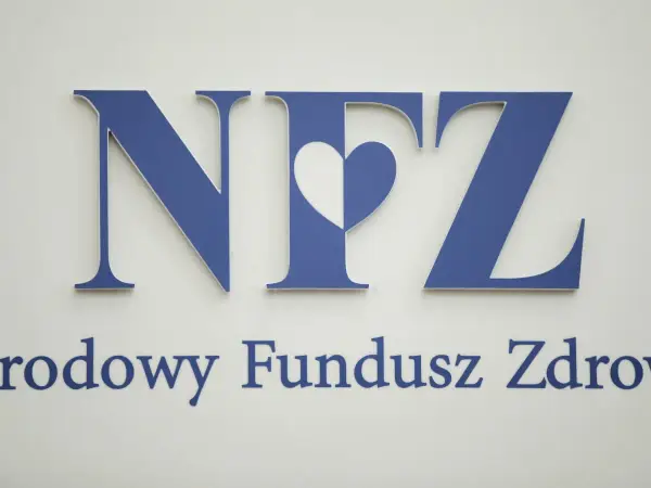 Niebieskie litery NFZ z sercem w środku oraz napis "rodowy Fundusz Zdrowia" na białym tle.
